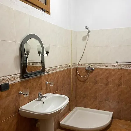 ホテル Hotel Shqiponja