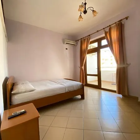 ホテル Hotel Shqiponja 3*
