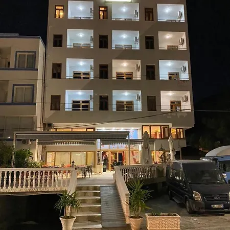 Hotel Shqiponja ホテル