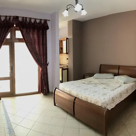 Hotel Shqiponja ホテル 3*
